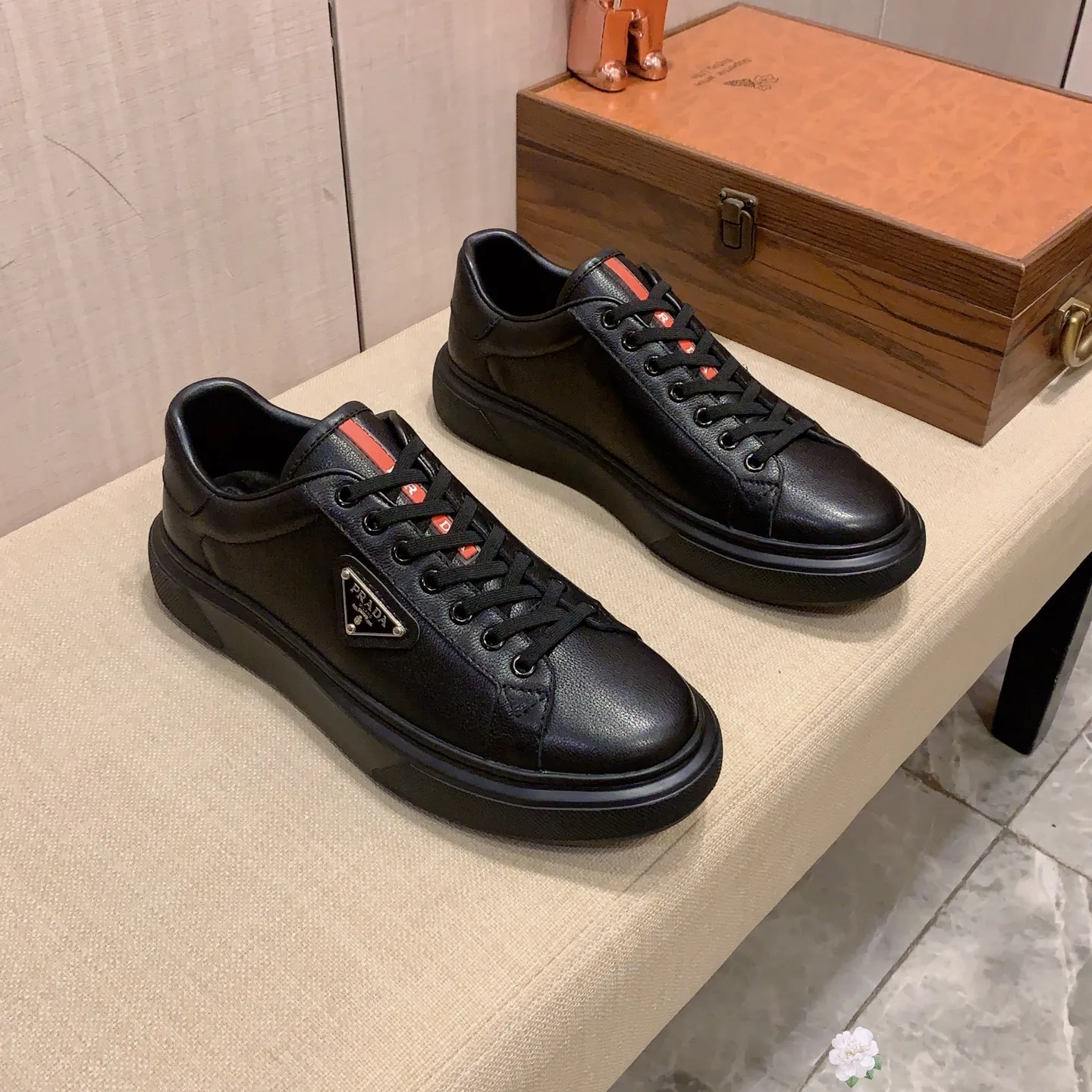 Men's men's shoes💰460💰💰🎩🎩[Lightning][Lightning] "PRADA*" The latest and most popular casual shoes, top brand [seduce] luxury ~ purchasing agency, top ~ quality. [Strong] The upper is made of imported breathable cowhide with material ➕ breathable sheepskin feet (•) and fine workmanship. The original stylish and stylish soft rubber wear-resistant and non-slip outsole is light and comfortable on the feet. The real thing looks better when photographed in person. 0128: Size: 38-44, 45 sizes can be customized, black, white